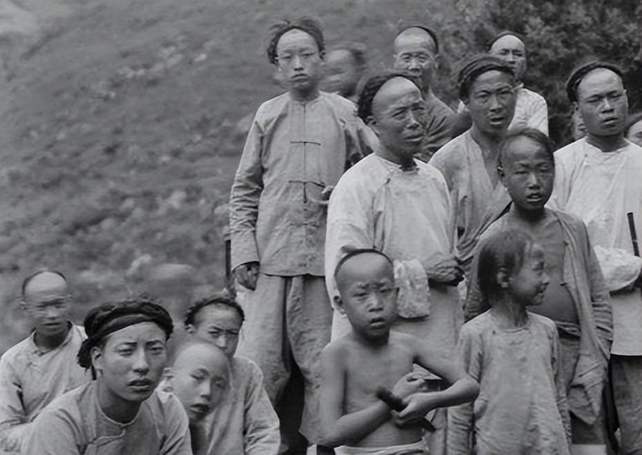 21张真实又罕见的老照片，阴毛假发工作者，我怀疑他用错地方了3