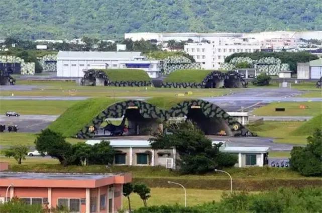 表情慌张，蔡英文第一次听到解放军喊话被吓到，台军慌忙打圆场