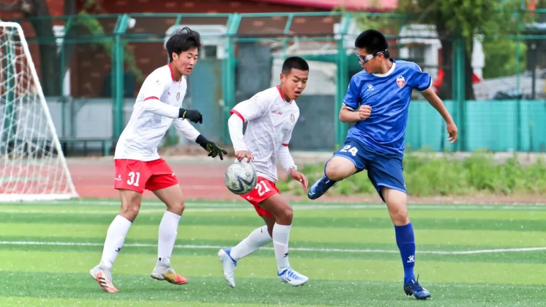 青春飞扬足球赛场,省运会田径场上青春激扬