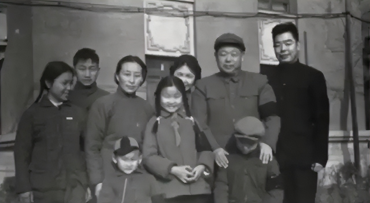 开国上将*锡联陈**:妻子是大将妻妹,小儿子北大毕业,授衔中将