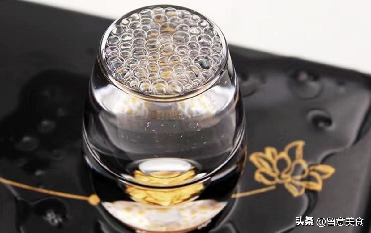 街边不起眼的烟酒店看似生意惨淡,街上的店没人为什么还开