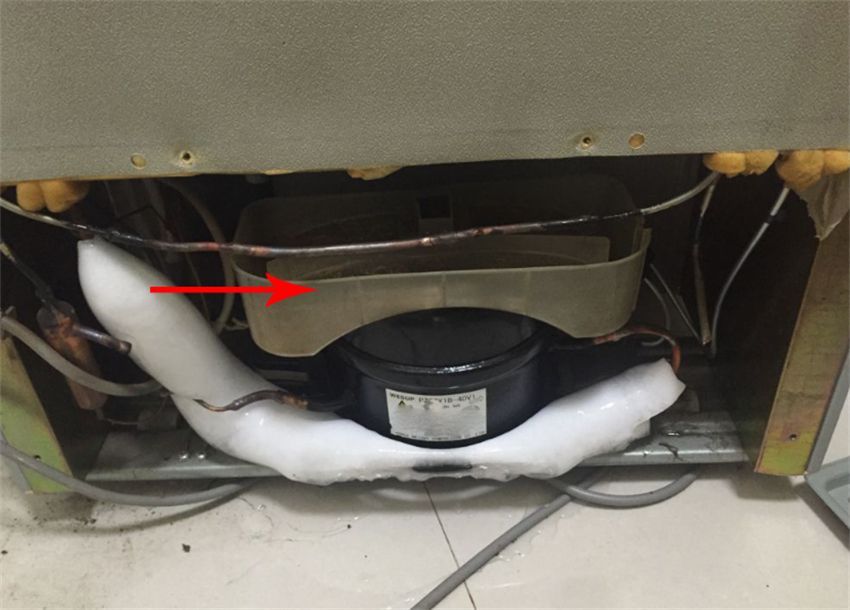 冰箱底部的储水盒要不要流水,冰箱底下淌污水是怎么回事