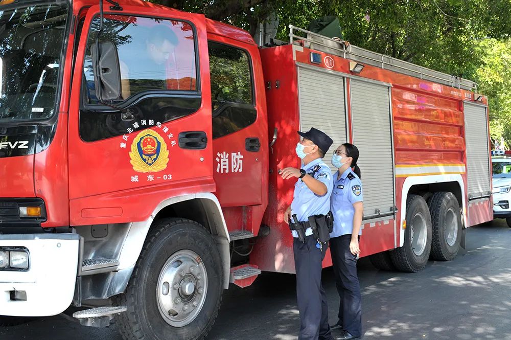 致敬交警烈日下的坚守作文,致敬烈日下的守卫人