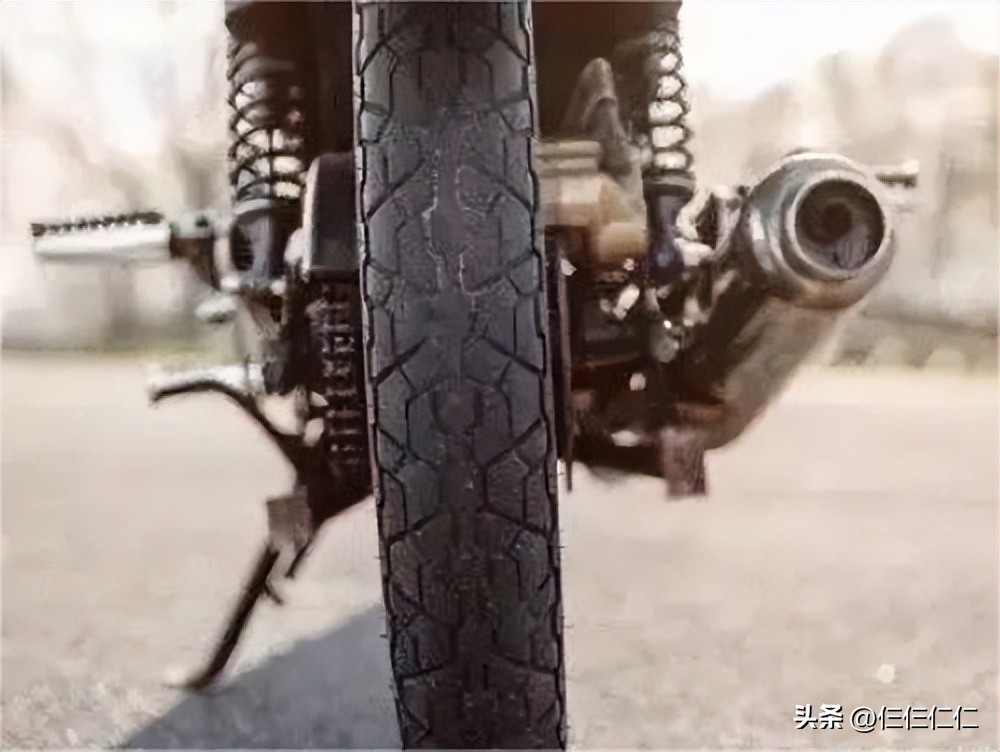 胶水和汽油是*品毒**吗？沉迷胶水和汽油的内罗毕青年，为何像是吸毒