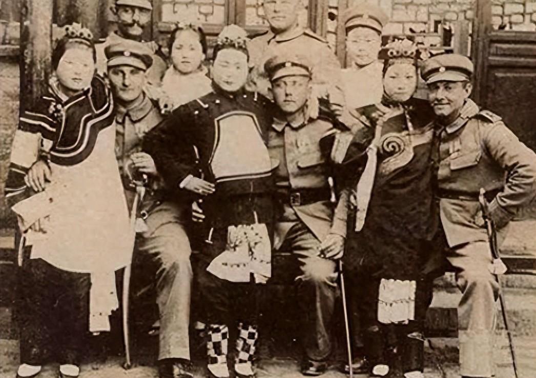 侵华日军残酷*行暴**，女子为活命脱下衣服让日本人拍摄，*辱侮**至死