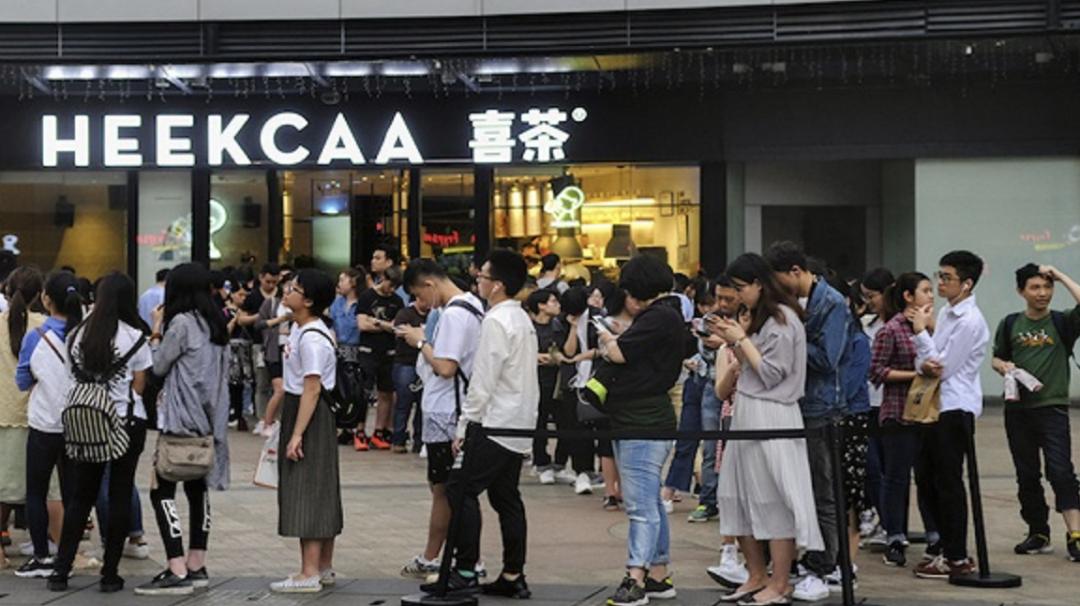 排队5小时的奶茶是什么奶茶,新式茶饮店排队视频