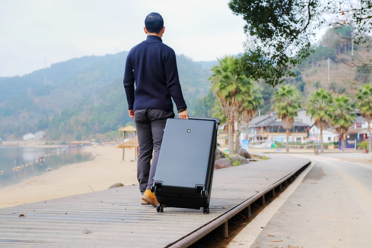 小型行李箱手提实用,重量轻且收纳量大可坐的行李箱