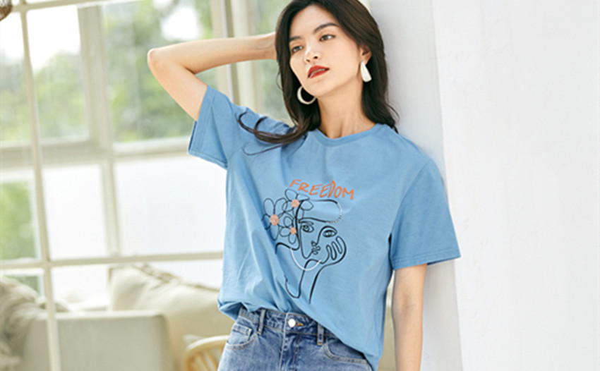 白t恤搭浅蓝色破洞裤子,咖啡色裤子可以搭浅蓝色t恤