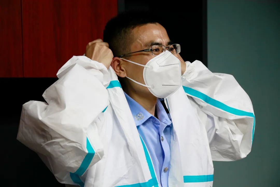 在武汉口岸,他时常与病毒不到一米的距离