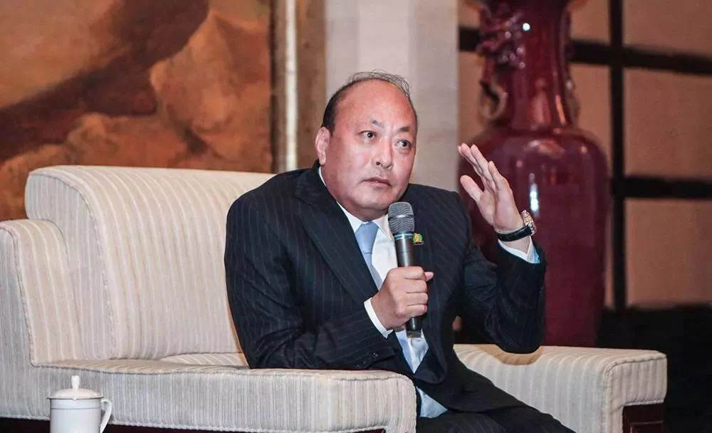 天津首富：24岁成大老板，家产400亿，给员工送宝马、飞机