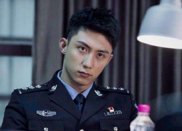 《红海行动》后，黄景瑜又有代表作，合作的王丽坤比李沁更有CP感