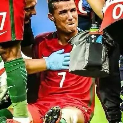 利物浦7:0曼联为什么致敬c罗,足球第1人是梅西还是c罗