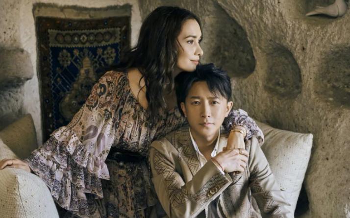 韩庚喜得五国混血宝宝，妻子亲吻其脸颊，女儿小手紧握爸爸显温馨