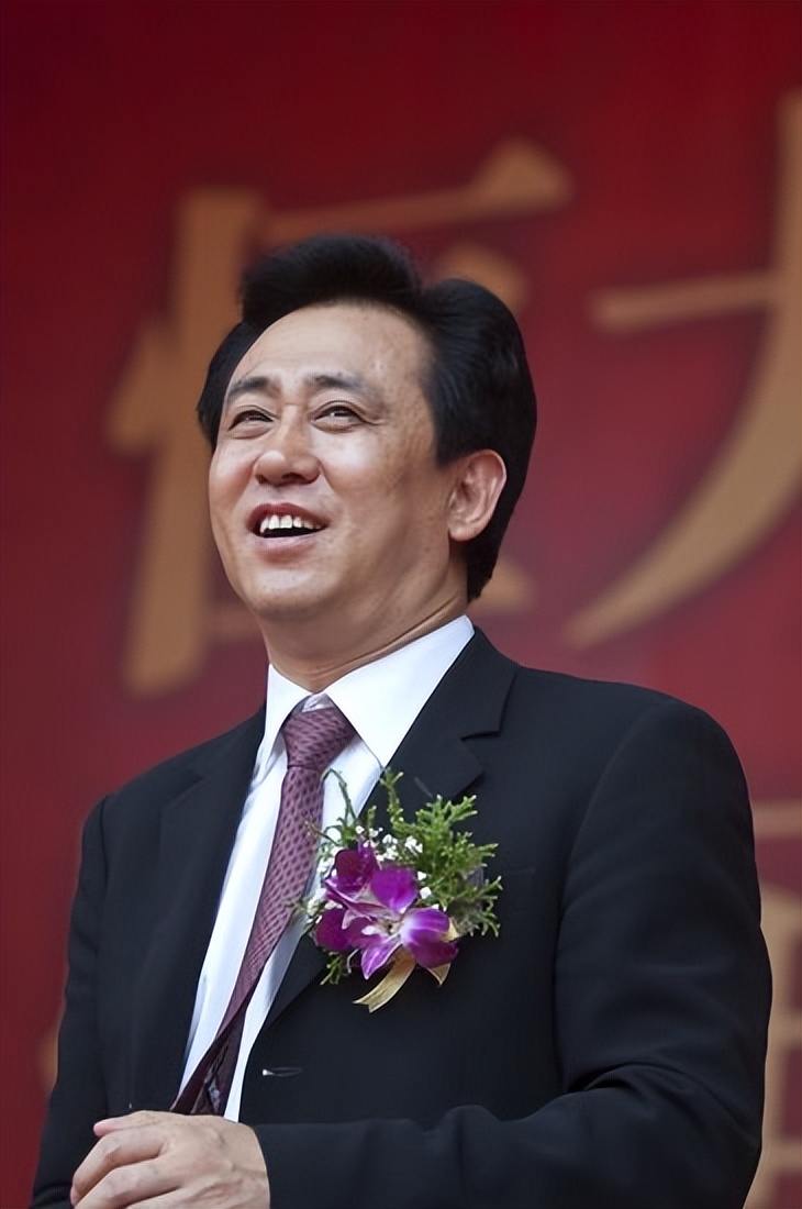 曾经的地产大亨许家印衣锦还乡,许家印30年商海浮沉