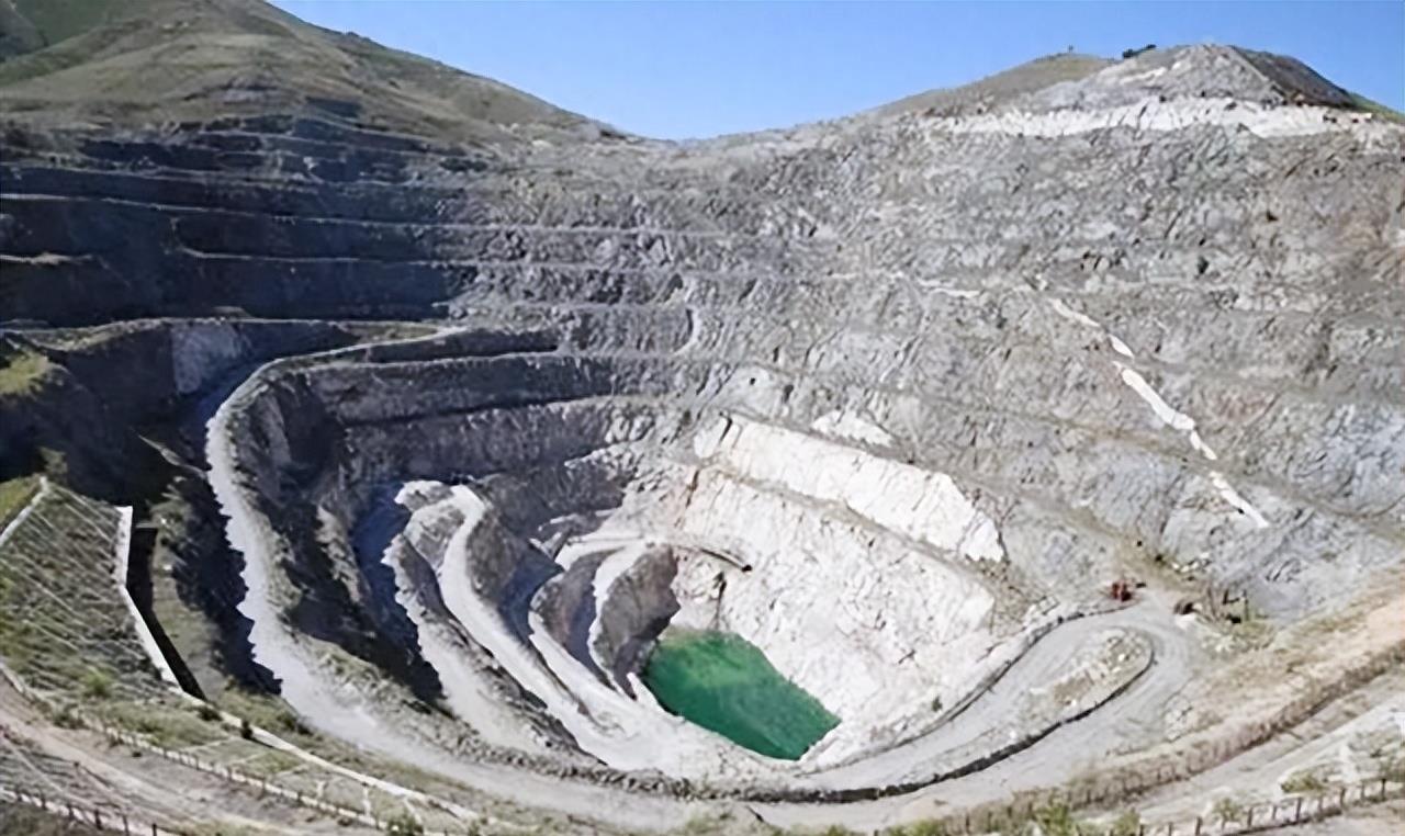 10年*疆新**惊现一种灰石头，毒性十分强烈，专家：这是一种稀有金属