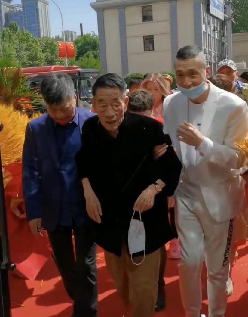 杨少华怒评唐山打人事件,杨少华生气样子