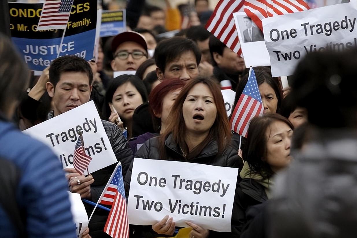 为什么中国人喜欢“窝里横”，到了国外却怂的不敢吱声？