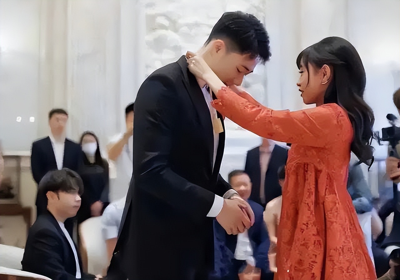 服装帝国营销史：一代霸屏电视广告，二代逐梦高端潮流