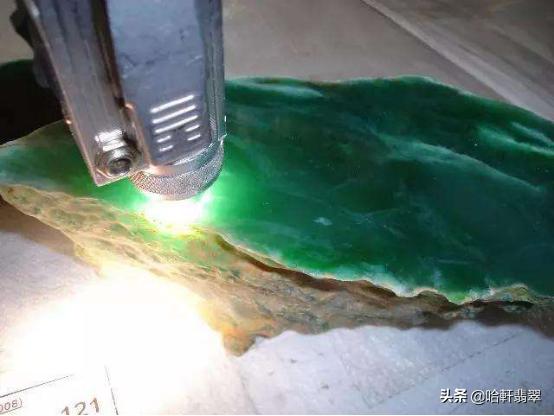 4000万的翡翠原石开了20亿,4000万切出来20亿的石头照片