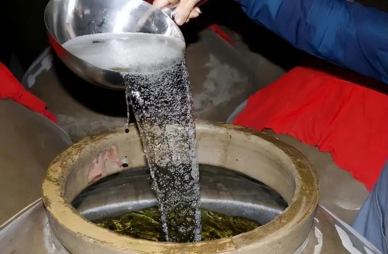 赖茅97香港回归特制酒多少钱一瓶,97年香港回归特制赖茅多少钱一瓶