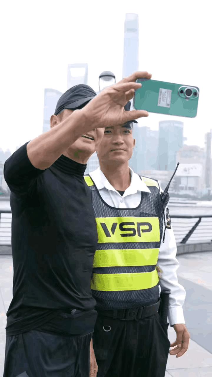 周润发摔倒完整版,周润发跑步摔伤肋骨