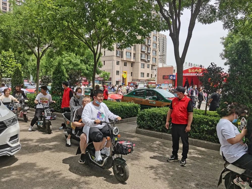 介休青志协红马甲为你护航，愿你旗开得胜，未来闪闪发光