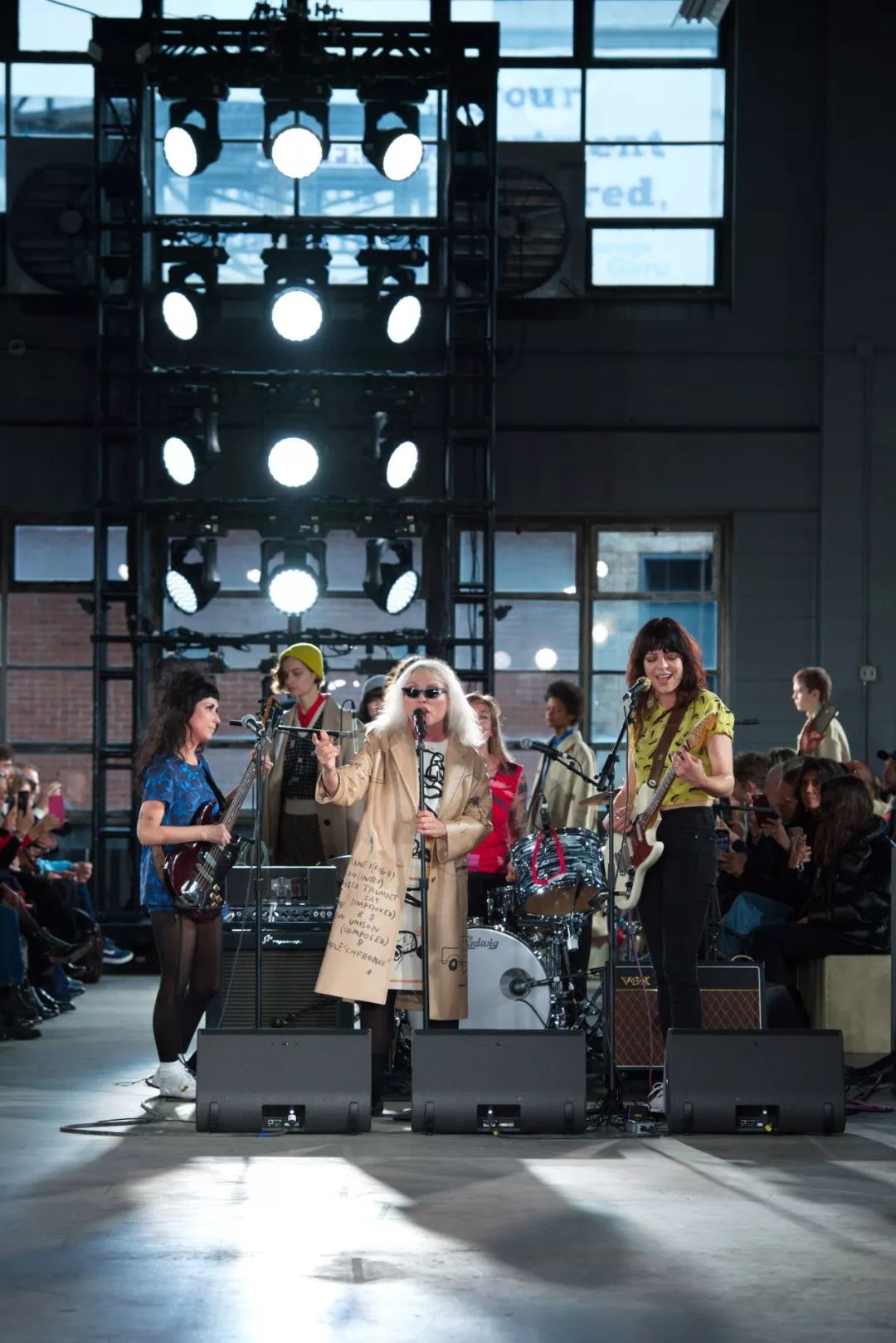 Coach用三条线索，带你穿越回纽约的八零年代。