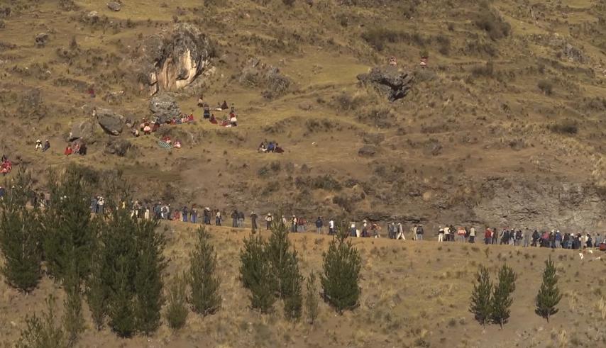 1000人用野草编织30米长的吊索桥，三天完工，每年都要换一次新桥