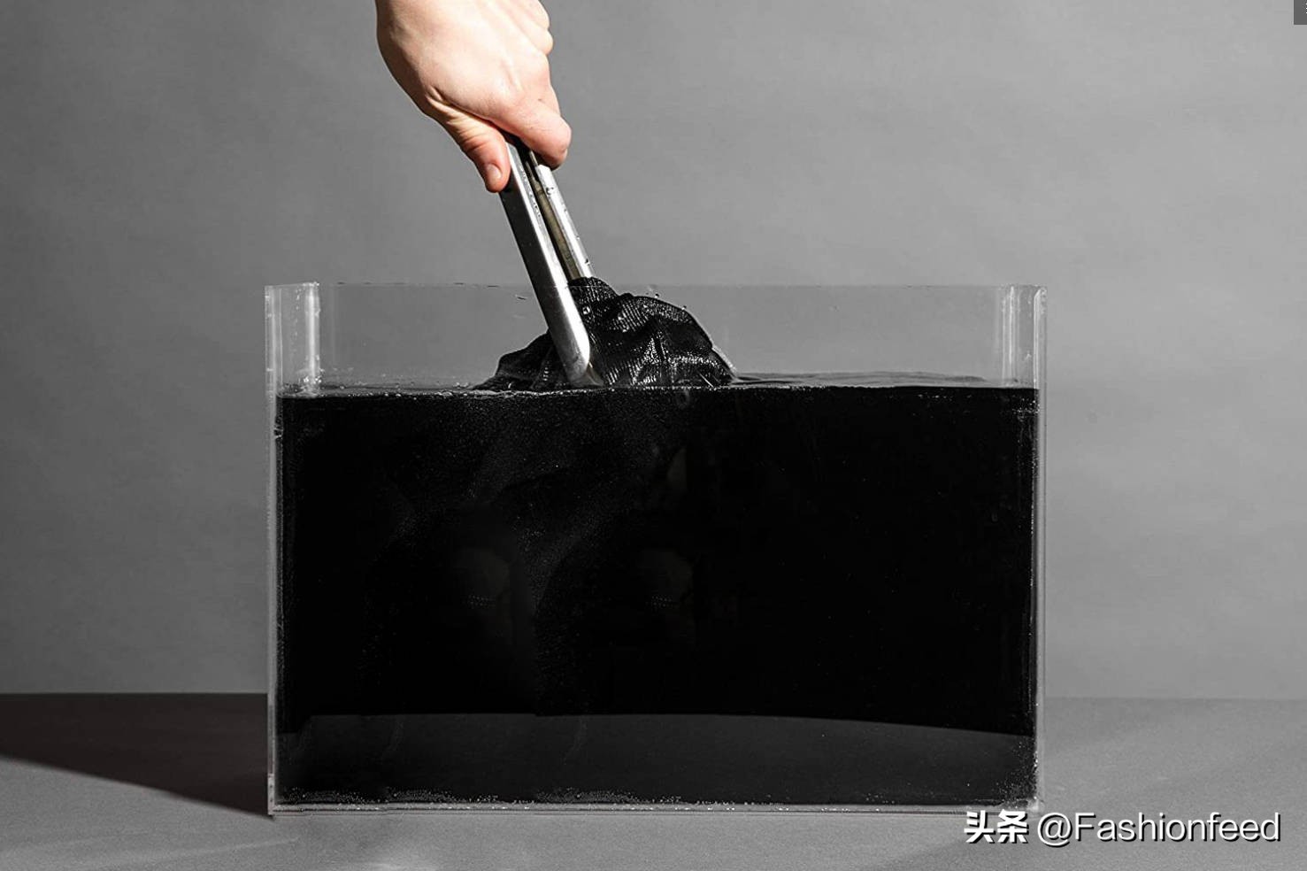 恢复衣服褪色的妙招,衣服被阳光晒褪色怎么恢复原色