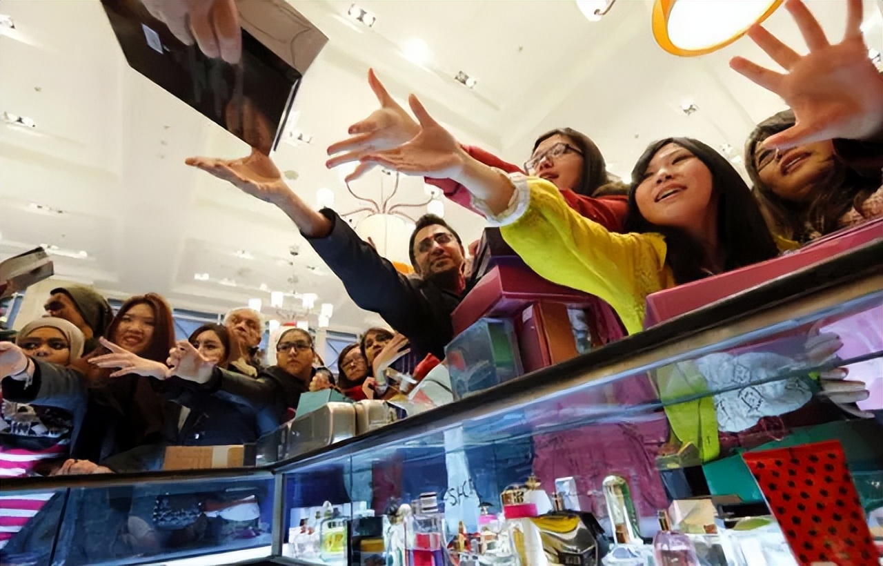 天津和唯品会狂撒2000万，消费反弹一触即发，外媒眼红中国春节