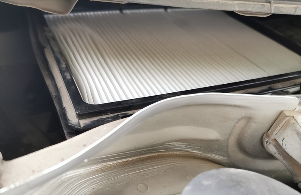 车里有股臭味是不是该换空调滤芯,车内有异味你的空调滤芯换了吗