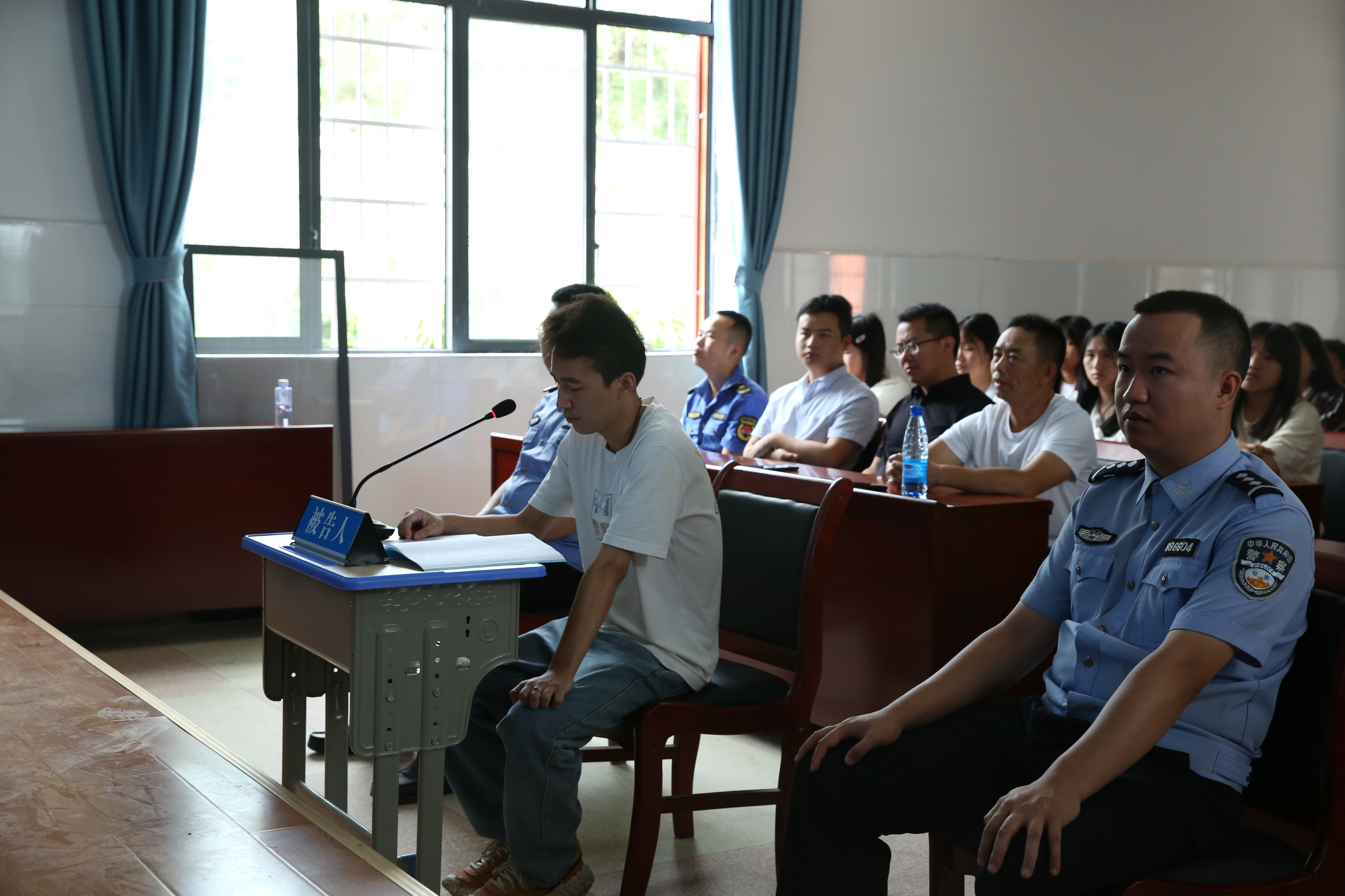 凤凰检察:县人大常委会主任情注苗乡校园观摩“模拟法庭”庭审