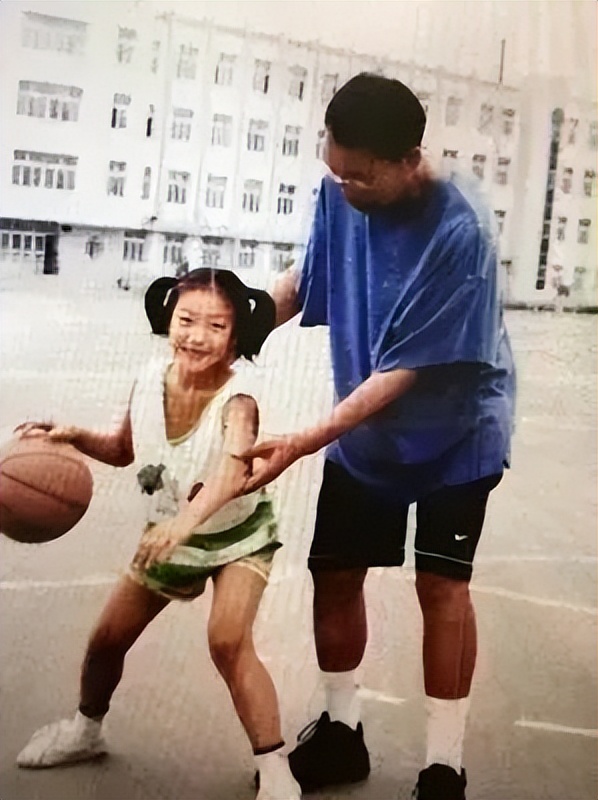 李梦：16岁差点退役，母亲患癌，父亲尿毒症，如今撑起女篮一片天
