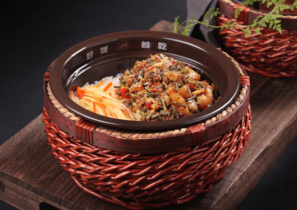 我们跟煲仔饭很相近但我们不是煲仔饭我们是拌饭计划紫砂煲拌饭