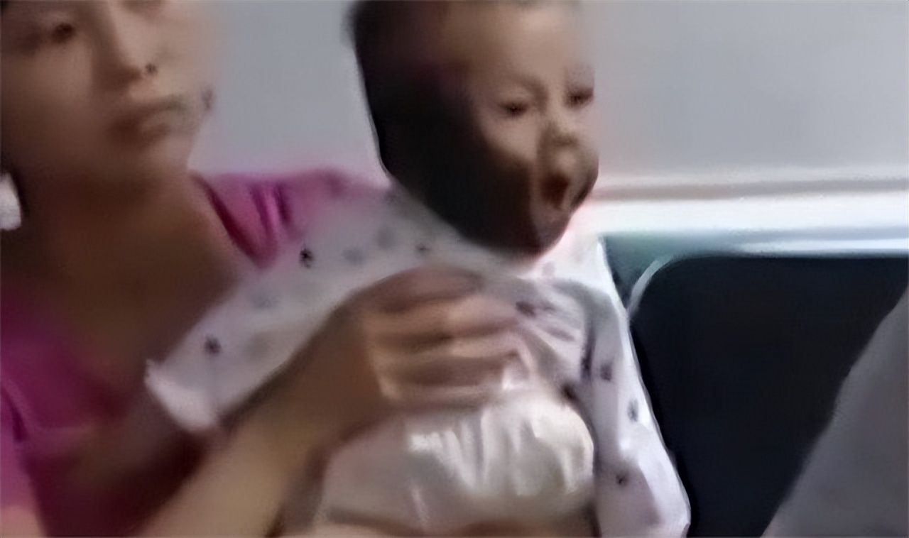 刚出生的小孩长满了黑斑,刚出生小孩皮肤黑斑