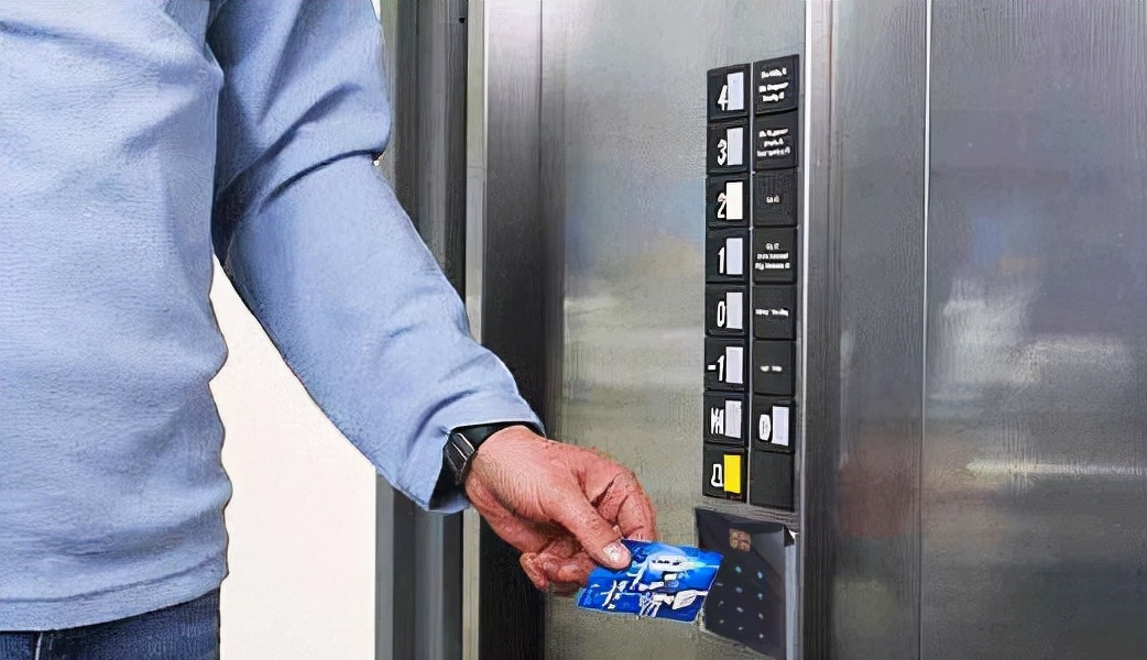 电梯被锁住停止运转会咋样,电梯被锁