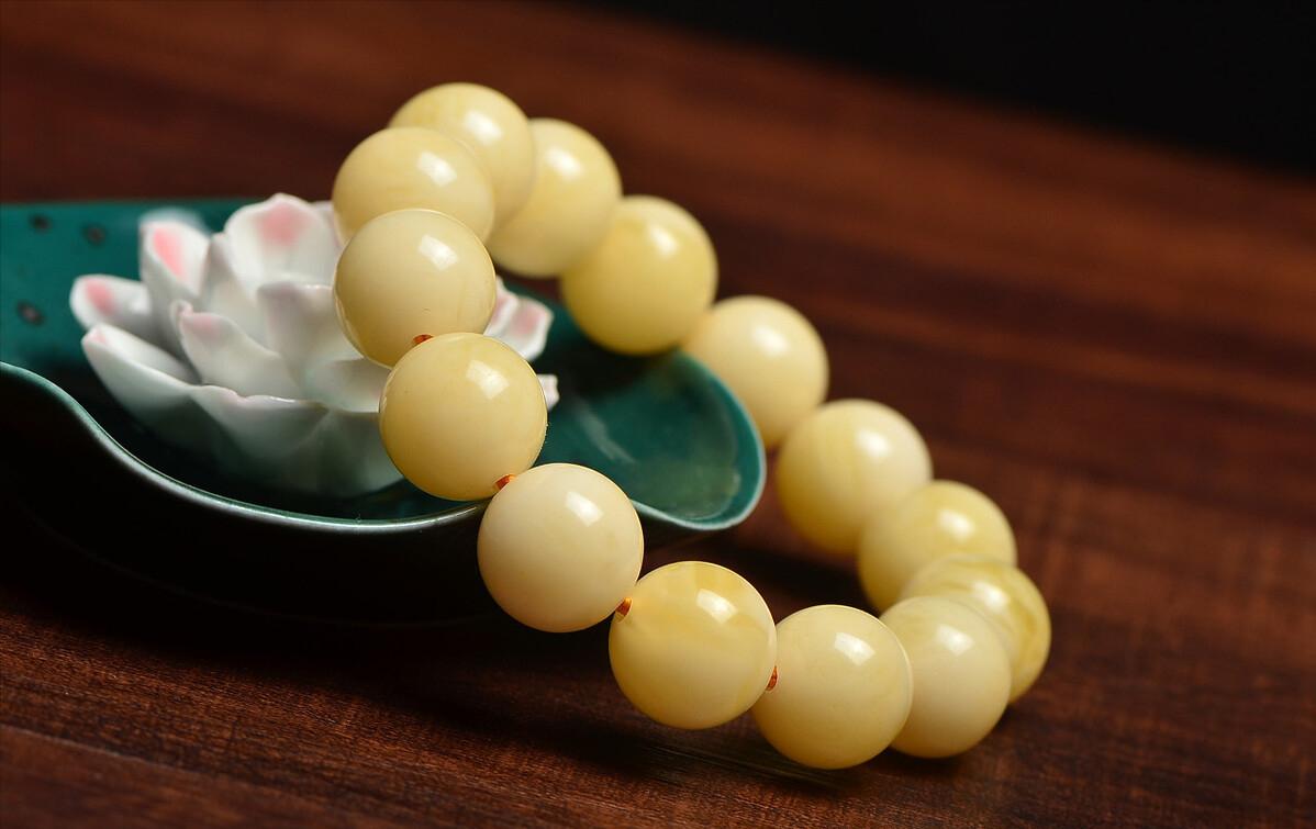 琥珀跟蜜蜡有什么区别哪个好,琥珀和蜜蜡是一样吗有什么区别