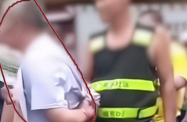 76岁老人多次伸手摸女子胸部和*体下**，仅是批评教育？