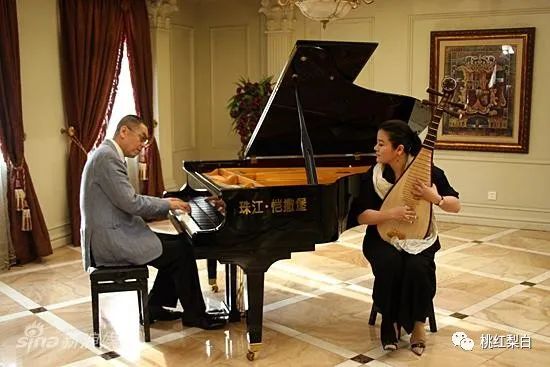 有钱人的名利场：甘比为什么要巴结82岁的他？