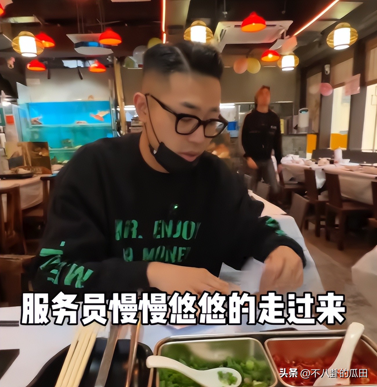 内地游客在香港街头吃饭,内地游客在香港吃饭蹲在地上