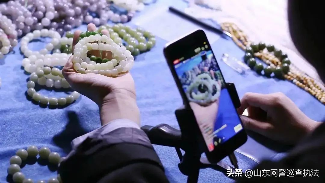 “玉随有缘人”？有奖竞猜可低价购得天价原石，女子在直播间被骗22万！