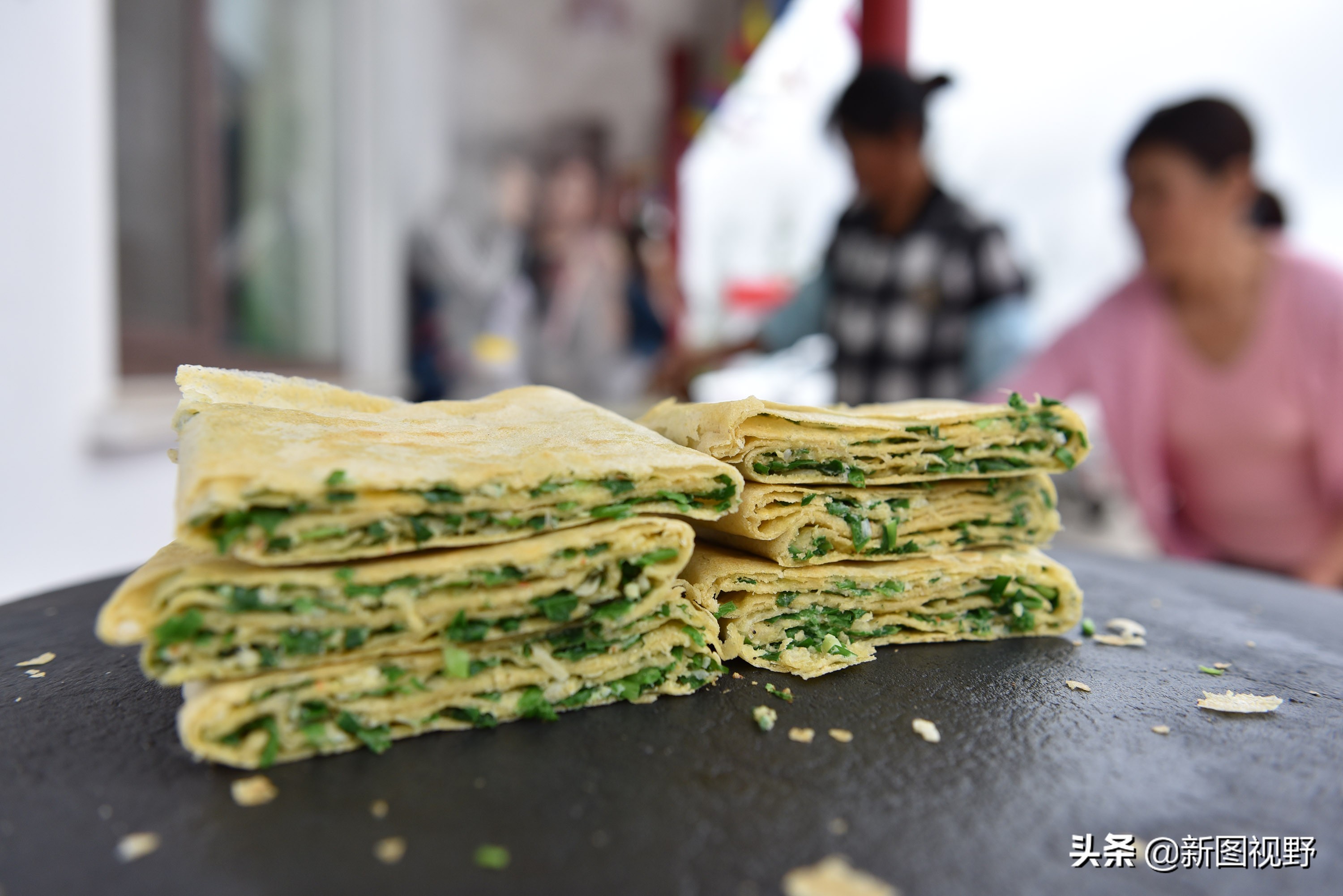 山东农村大妈手工摊煎饼视频,纯手工农村煎饼大姐