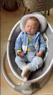 女生上学和出去玩的区别,女生在上课穿校服