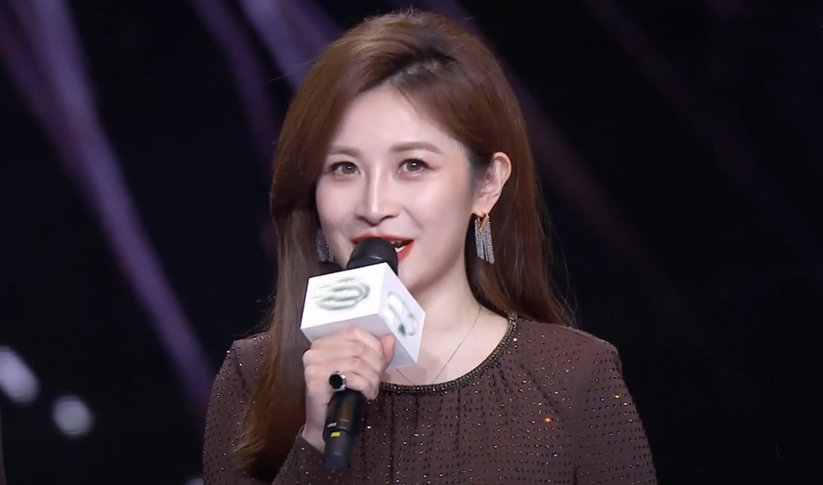 歌手2020周深夺冠现场完整版,周深李宇春星光大赏现场