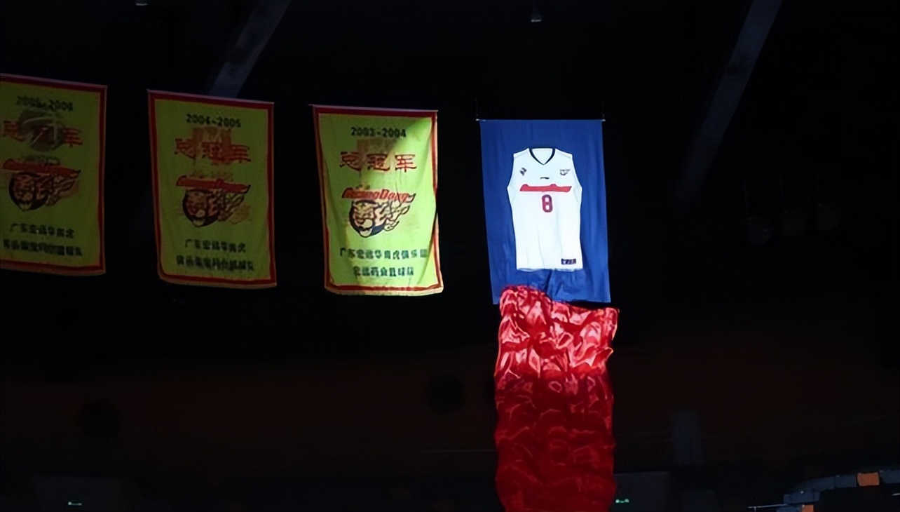 朱芳雨给老万颁发总冠军戒指,cba朱芳雨总决赛