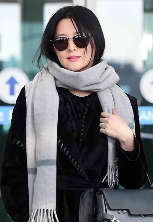 李英爱着装风格解析,李英爱穿黑色礼服