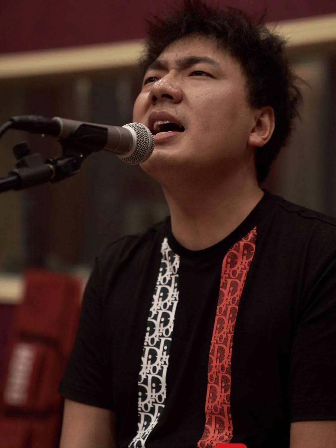 被誉为“刀郎2号”，凤凰传奇接班人，他却为何一直争议不断？