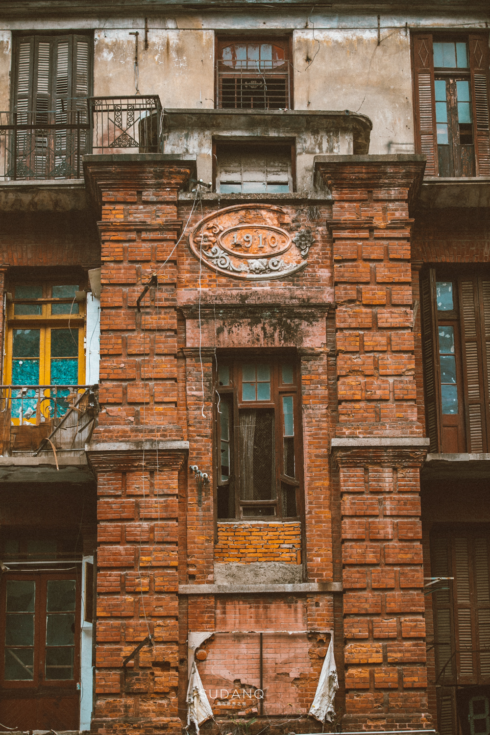 国外俩兄弟买了一栋别墅,武汉100年老房子带院子出售