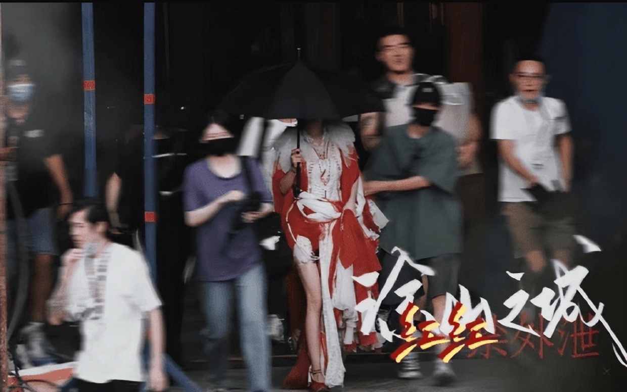 杨幂狐妖小红娘红衣造型,杨幂狐妖小红娘现代装路透图