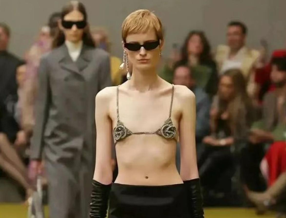 大牌时装秀，频繁暴露隐私部位，到底是追求潮流还是为了博眼球